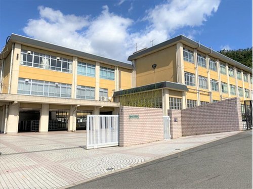 春日丘中学校まで1200m